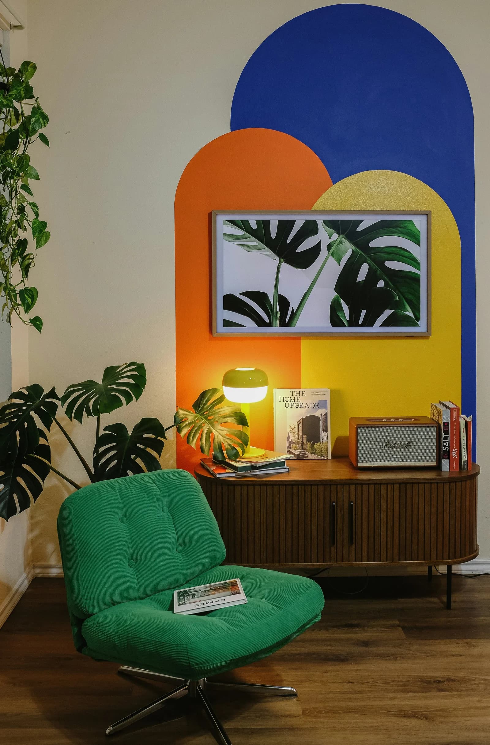 Vibrant eclectic living room showcasing trendy pieces and what interior designers buy.